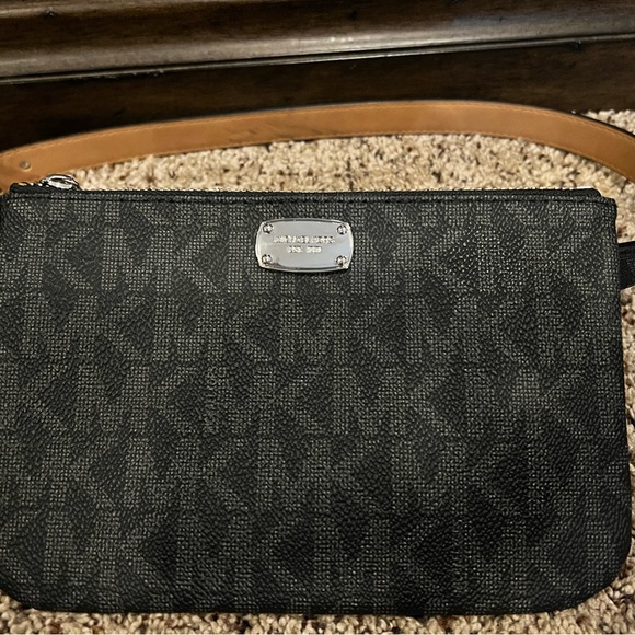 Michael Kors Fanny Bag (Small) - Picture 1 of 6